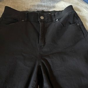 New York & Company Mya Curvy Black Jeans in Excellent Condition!